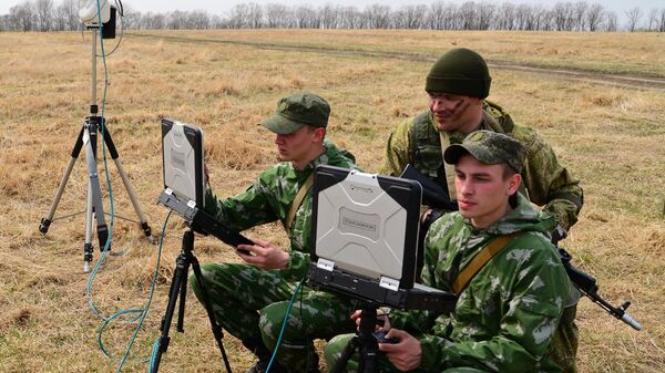 Soldados rusos con portátiles militares - Sputnik Mundo
