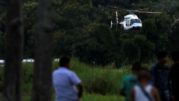 El helicóptero con los niños rescatados de la cueva en Tailandia - Sputnik Mundo
