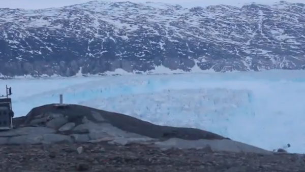 Enormes columnas de hielo se separan de un glaciar en Groenlandia - Sputnik Mundo