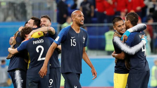 Jugadores franceses celebran su victoria ante Bélgica - Sputnik Mundo