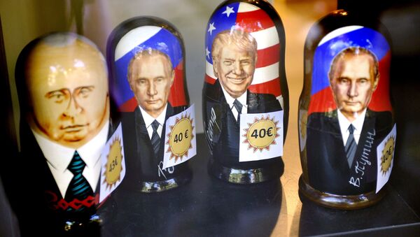 Muñecas matrioshka con retratos del presidente ruso, Vladímir Putin, y del presidente de EEUU, Donald Trump - Sputnik Mundo