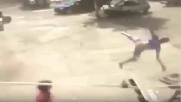 Una fuerte ventisca lanza a un adolescente contra el asfalto - Sputnik Mundo