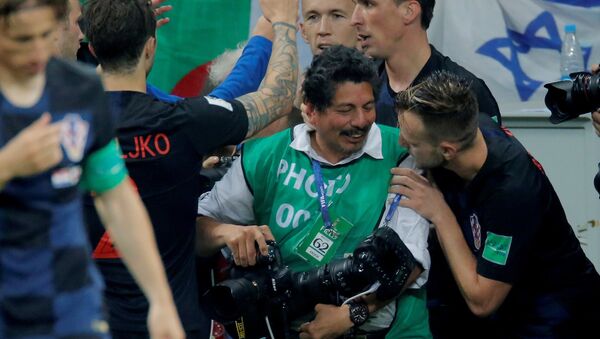 Los futbolistas croatas celebran junto al fotógrafo Yuri Cortez después del gol de Mario Mandzukic ante Inglaterra - Sputnik Mundo