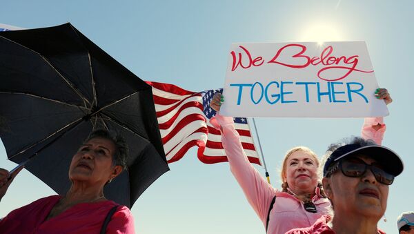 Los estadounidenses marchan en apoyo de reunificación de familias de migrantes - Sputnik Mundo