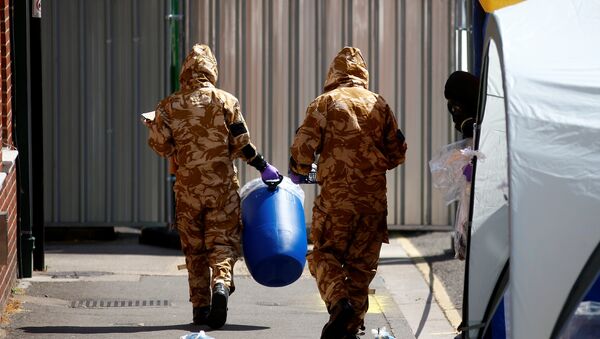 Investigadores en el lugar del envenenamiento en Amesbury, Reino Unido (archivo) - Sputnik Mundo
