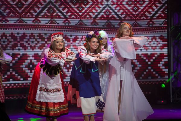 Coronan en Bielorrusia a la Reina de la Primavera - Sputnik Mundo