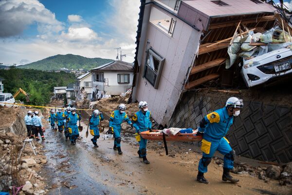 Los equipos de emergencias que participaron en las operaciones de rescate durante las inundaciones en Japón. - Sputnik Mundo