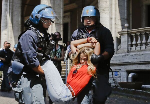 En Italia protestaron contra las duras políticas antiinmigración del Gobierno. - Sputnik Mundo
