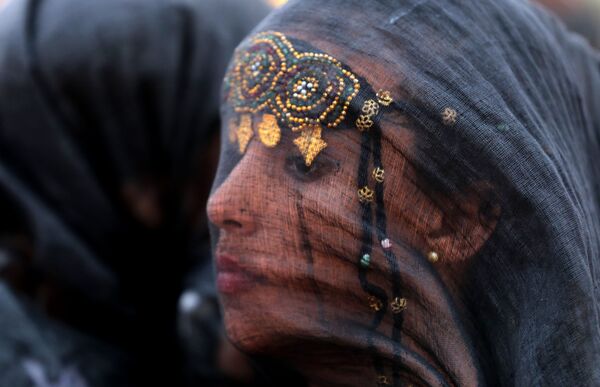 Una marroquí con un vestido tradicional durante el festival bereber Moussem de la ciudad de Tan-Tan (Marruecos). - Sputnik Mundo