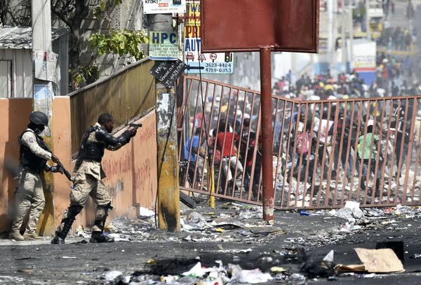 La policía haitiana contiene a una multitud que protesta contra la subida de los precios del petróleo en el país. - Sputnik Mundo