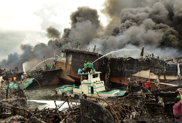Un equipo de bomberos sofoca un incendio en el puerto balinés de Benoa. - Sputnik Mundo