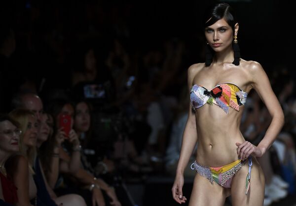 Una modelo desfila exhibiendo la nueva colección de Dolores Cortés en la semana de la moda de Madrid. - Sputnik Mundo