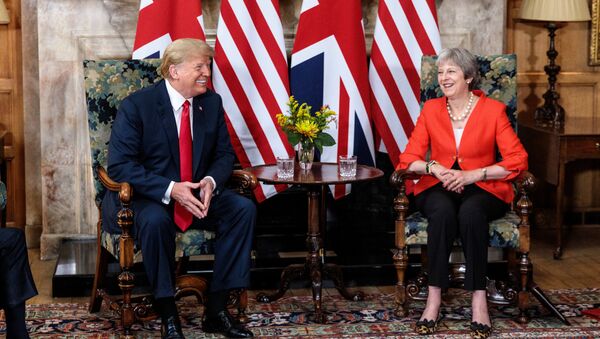 Presidente de EEUU, Donald Trump, y primera ministra del Reino Unido, Theresa May - Sputnik Mundo