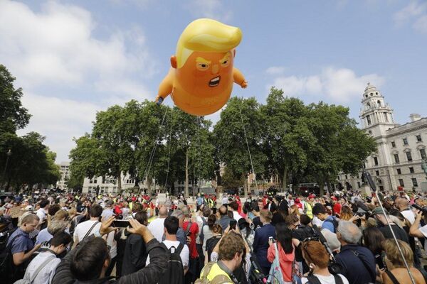 Un globo gigantesco, con un Donald Trump caracterizado de bebé, sobrevuela Londres para protestar contra la visita oficial del mandatario estadounidense al Reino Unido. - Sputnik Mundo