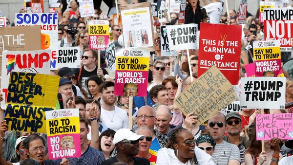 Manifestantes protestan en el centro de Londres contra la visita del presidente de Estados Unidos, Donald Trump - Sputnik Mundo