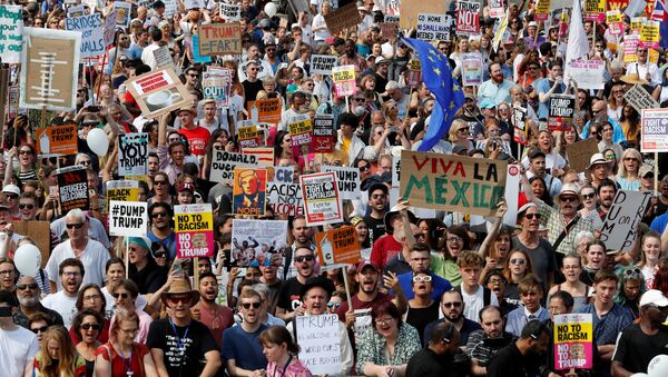 Manifestantes protestan en el centro de Londres contra la visita del presidente de Estados Unidos, Donald Trump - Sputnik Mundo