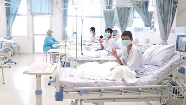 Los futbolistas tailandeses del equipo juvenil Jabalíes Salvajes en hospital - Sputnik Mundo