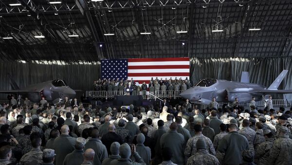 Un avión F-35 en exhibición durante un discurso de Mike Pence, vicepresidente de EEUU, en Japón - Sputnik Mundo