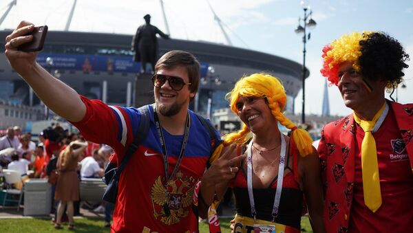 Un hincha ruso se hace un selfi con fans de la selección de Bélgica - Sputnik Mundo