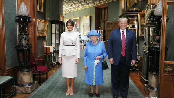 La reina Isabel II de Inglaterra, el presidente estadounidense, Donald Trump, y la primera dama, Melania Trump - Sputnik Mundo