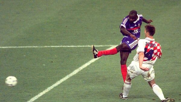 El francés Lilian Thuram anota el gol de la victoria de Francia sobre Croacia en la semifinal del Mundial de 1998 - Sputnik Mundo