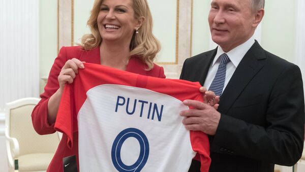 El presidente de Rusia, Vladímir Putin, y  la presidenta de Croacia, Kolinda Grabar-Kitarovic - Sputnik Mundo