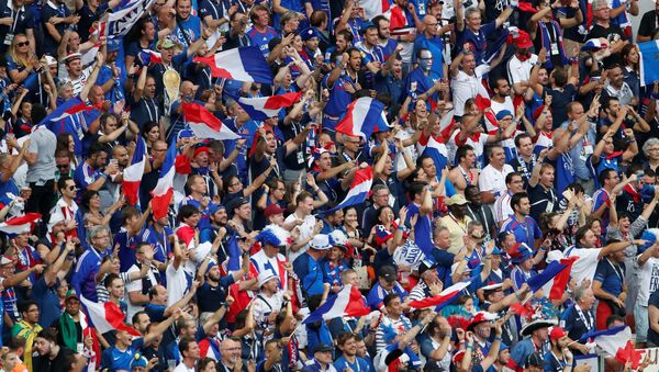 Hinchas franceses en el estadio Luzhnikí de Moscú en la final del Mundial de Rusia - Sputnik Mundo