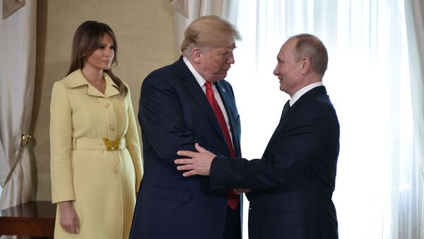Vladimir Putin, Melania y Donald Trump - Sputnik Mundo