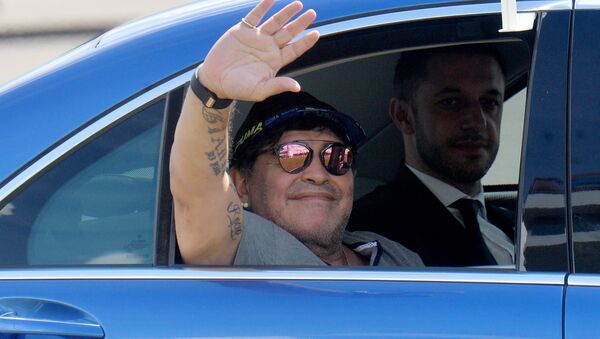Diego Maradona llega a Bielorrusia - Sputnik Mundo