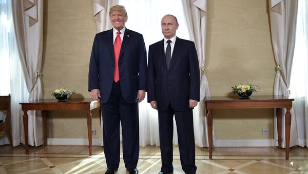 La reunión entre el presidente de Estados Unidos, Donald Trump, y el líder ruso, Vladímir Putin - Sputnik Mundo