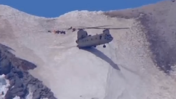 Un helicóptero realiza una impresionante maniobra durante una operación de rescate - Sputnik Mundo