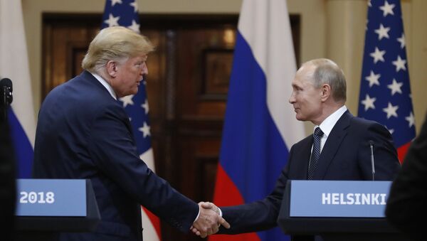La reunión entre el presidente de Estados Unidos, Donald Trump, y el presidente de la Federación de Rusia, Vladímir Putin - Sputnik Mundo