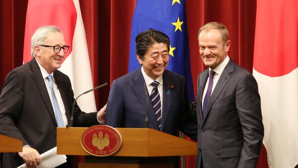 El presidente de la Comisión Europea, Jean-Claude Juncker, el primer ministro de Japón Shinzo Abe y el presidente del Consejo Europeo, Donald Tusk - Sputnik Mundo