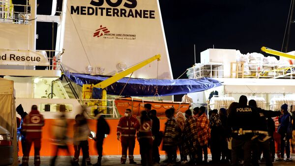 Migrantes desembarcan en Sicilia, Italia (archivo) - Sputnik Mundo