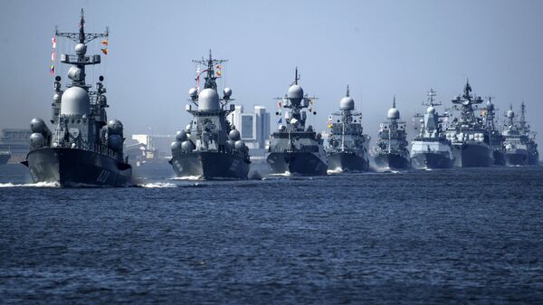 Los buques de guerra se preparan para el desfile del Día de la Armada de Rusia - Sputnik Mundo