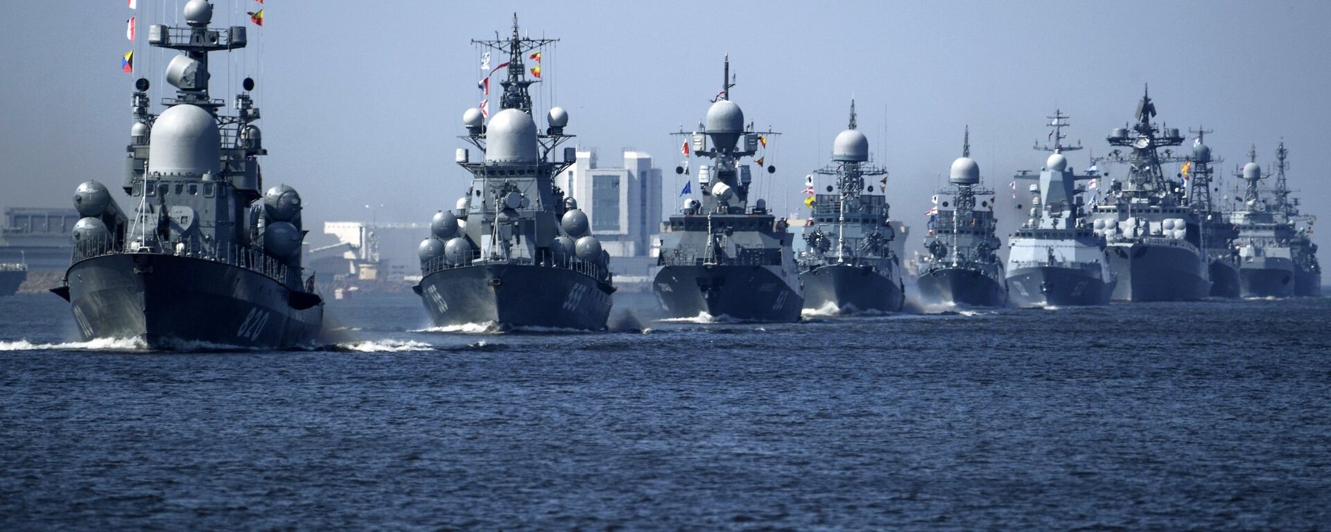 Los buques de guerra se preparan para el desfile del Día de la Armada de Rusia - Sputnik Mundo, 1920, 19.04.2022