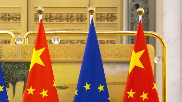 El presidente del Consejo Europeo Donald Tusk, el primer ministro chino Li Keqiang y el presidente de la Comisión Europea Jean-Claude Juncker durante celebración de la cumbre entre China y la UE - Sputnik Mundo