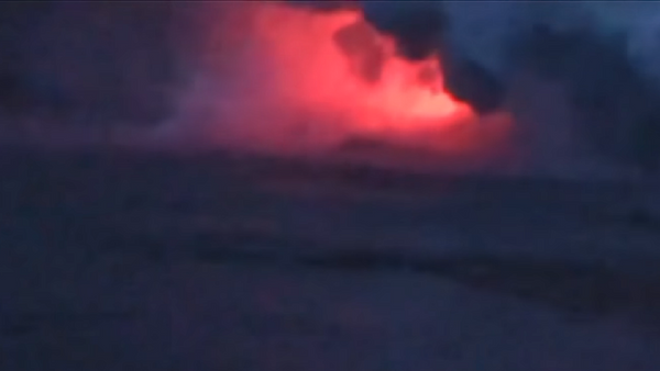 Impresionantes imágenes: una 'bomba de lava' cae sobre un barco turístico en Hawái - Sputnik Mundo