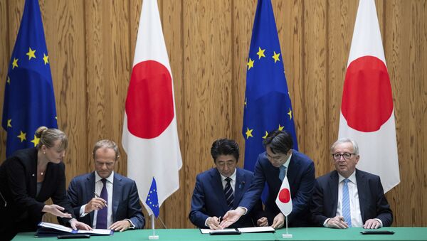 El presidente del Consejo Europeo Donald Tusk, el primer ministro de Japón Shinzo Abe y el presidente de la Comisión Europea Jean-Claude Junker firman un acuerdo en Tokio - Sputnik Mundo
