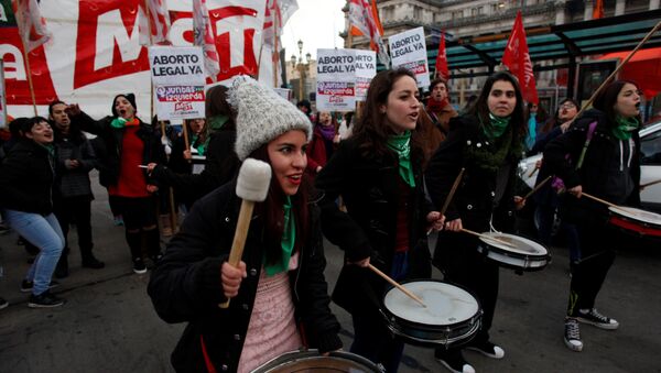Mujeres se manifiestan frente al Congreso en Buenas Aires a favor de la legalización del aborto en Argentina - Sputnik Mundo