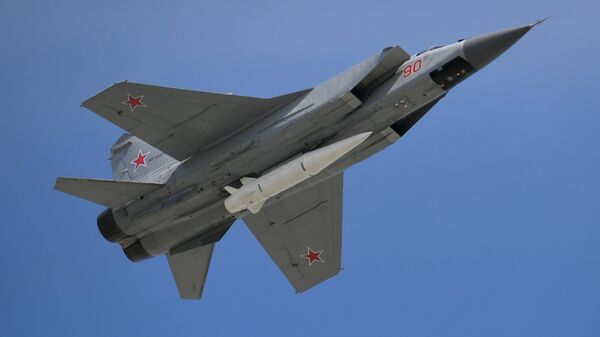 Caza MiG-31 armado con el misil hipersónico Kinzhal - Sputnik Mundo