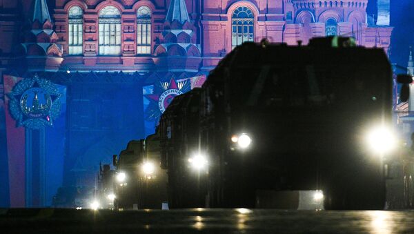 Sistema de misiles Iskander en la Plaza Roja de Moscú durante un ensayo del desfile militar - Sputnik Mundo