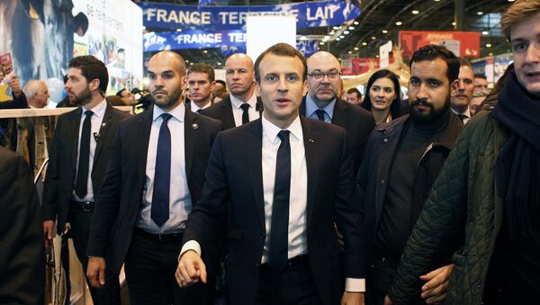 Alexandre Benalla, colaborador de la Presidencia francesa (drcha.), al lado Emmanuel Macron, presidente de Francia (centro) - Sputnik Mundo