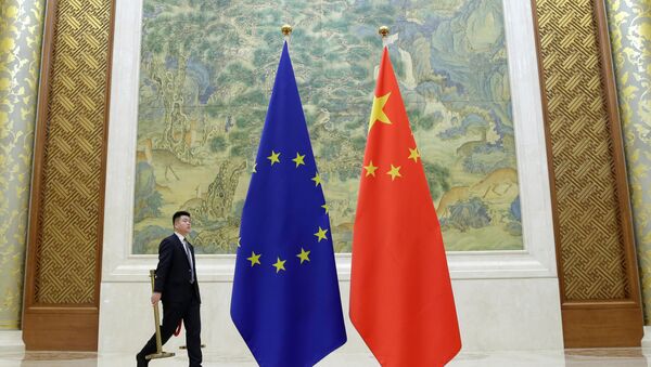 Las banderas durante la cumbre entre la UE y China - Sputnik Mundo