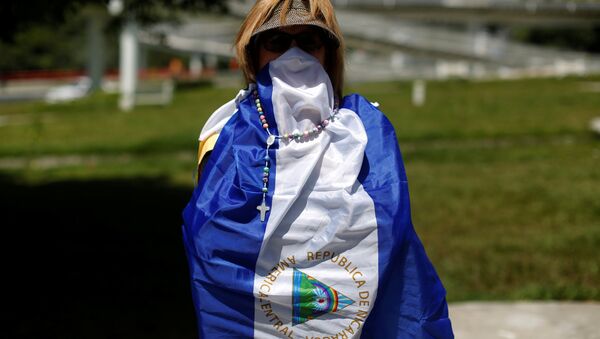 Una mujer en la bandera de Nicaragua - Sputnik Mundo