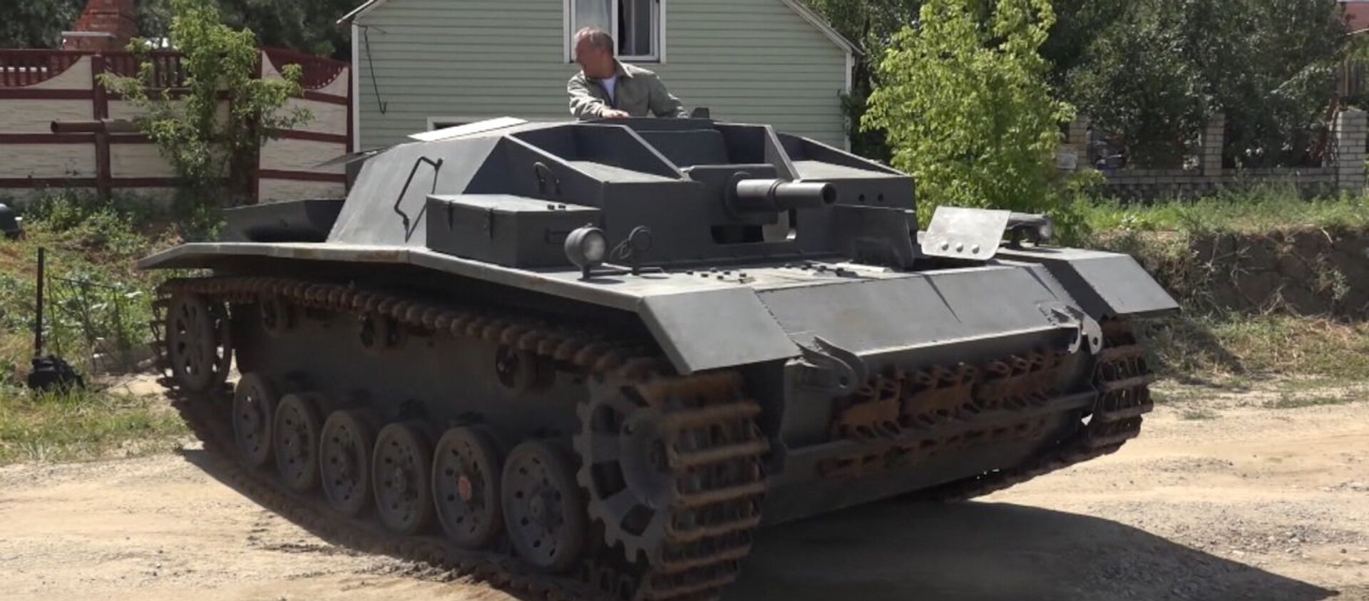 Este ruso replica tanques en su garaje - Sputnik Mundo, 1920, 22.07.2018