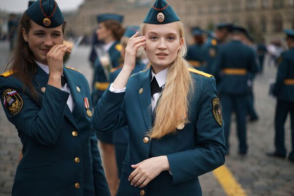 El orgullo de Rusia: la Plaza Roja alberga la graduación de los futuros defensores del país - Sputnik Mundo