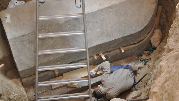 El secretario general del Consejo Supremo de Antigüedades de Egipto inspecciona el interior del sarcófago negro - Sputnik Mundo