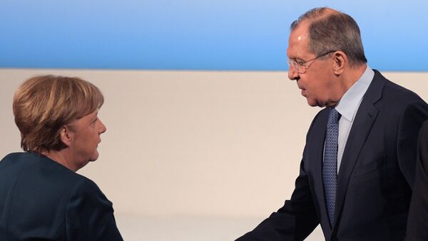La canciller de Alemania, Angela Merkel, y el el canciller ruso, Serguéi Lavrov - Sputnik Mundo