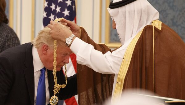 Donald Trump, presidente de EEUU, recibe de manos del rey saudí Salman bin Abdulaziz la Orden del Rey Abdulaziz, Riad, 20 de mayo de 2017 - Sputnik Mundo